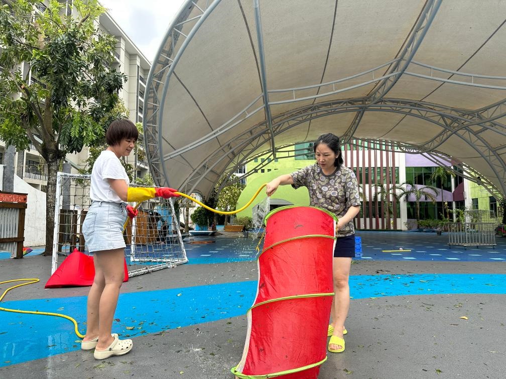 海口市教育幼兒園在臺風(fēng)過后進(jìn)行室外環(huán)境清理。新華社記者 陳凱姿 攝