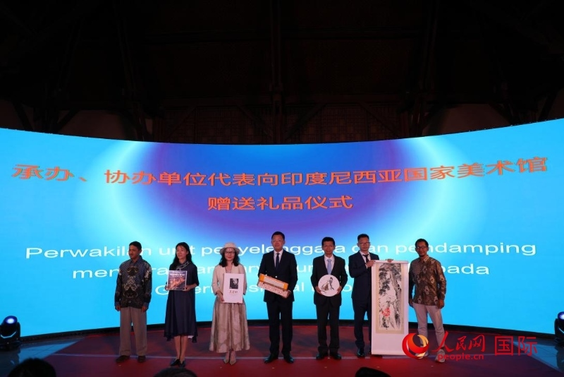在展覽開幕式現(xiàn)場，本次展覽的承辦、協(xié)辦單位代表向印尼國家美術館贈送禮品。人民網(wǎng)記者 曹師韻攝