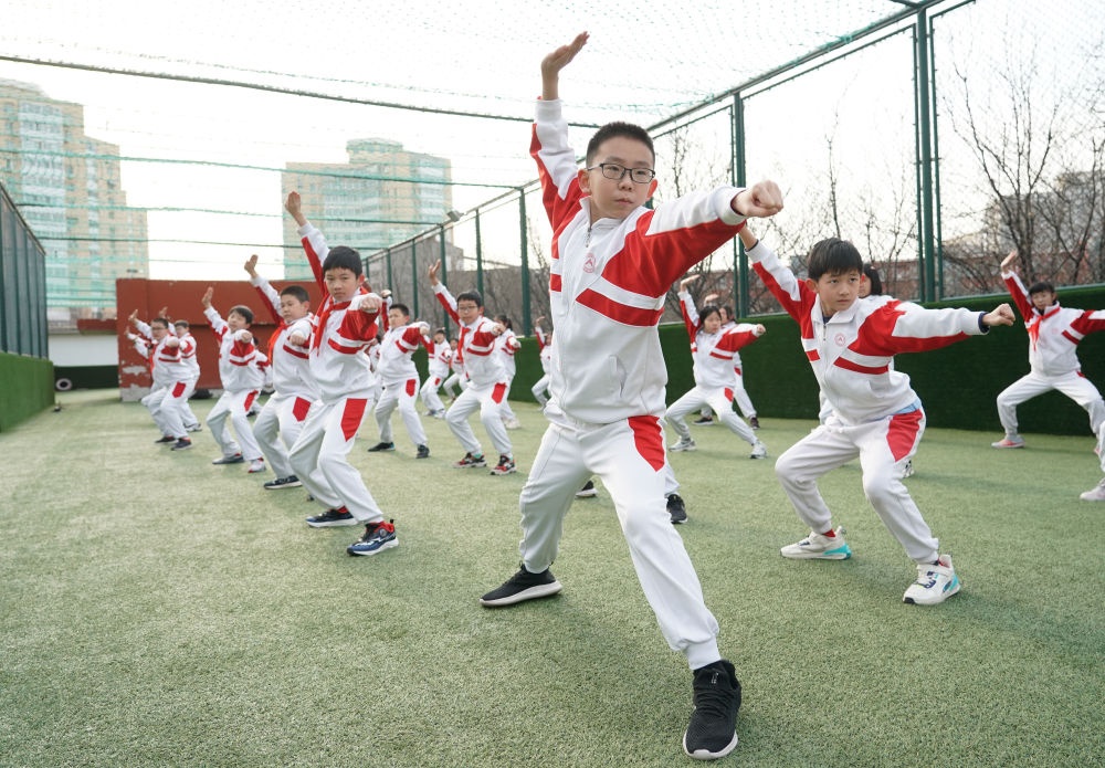 2024年2月21日，在人大附中實驗小學(xué)，學(xué)生們在體育課中進行武術(shù)練習(xí)。新華社記者 任超 攝
