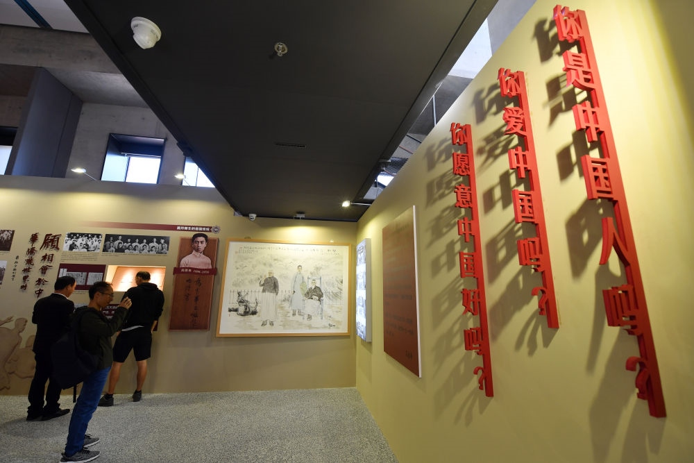 在南開大學(xué)海冰樓內(nèi)，墻上掛著“愛國三問”（2019年10月14日攝）。新華社記者 李然 攝