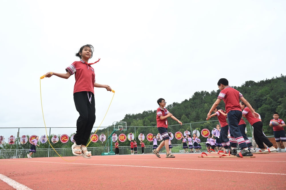 在廣西桂林市龍勝各族自治縣龍勝鎮(zhèn)第二小學(xué)，學(xué)生在大課間跳繩（2024年6月26日攝）。新華社記者 姜克紅 攝