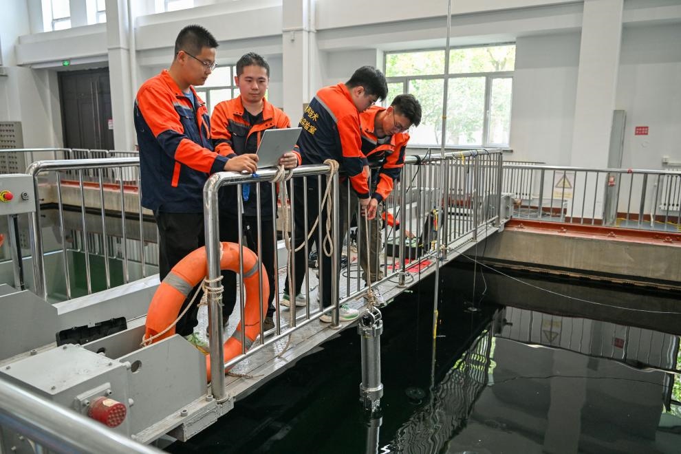 哈爾濱工程大學(xué)水聲工程學(xué)院學(xué)生在進(jìn)行技術(shù)實(shí)驗(yàn)。新華社記者王松 攝
