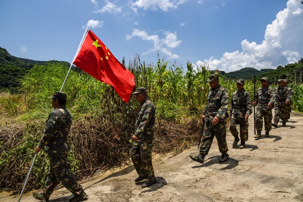 8月16日，老支書尼紅（左二）和班老鄉(xiāng)班搞村巡邊隊(duì)一起出發(fā)去巡邊。新華社記者吉哲鵬 攝