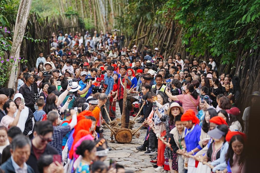 5月3日，各地游客在滄源縣翁丁村和村民一起參加佤族傳統(tǒng)民俗拉木鼓活動(dòng)。（滄源縣融媒體中心供圖）