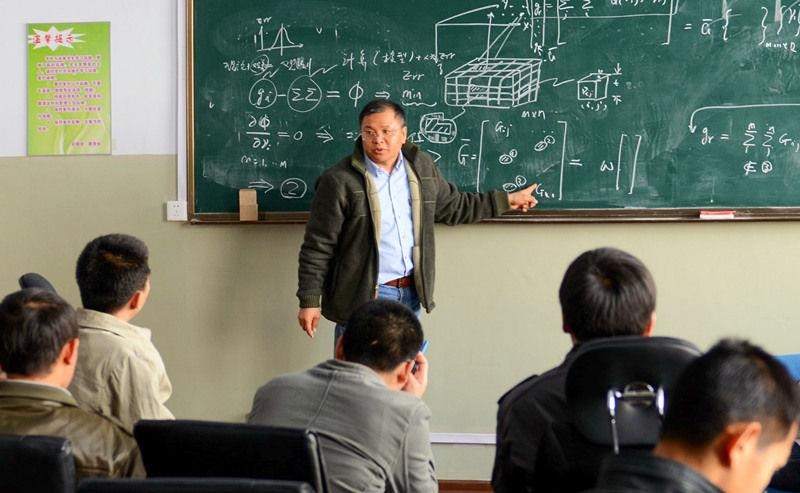2011年4月，著名地球物理學(xué)家黃大年為學(xué)生們授課。