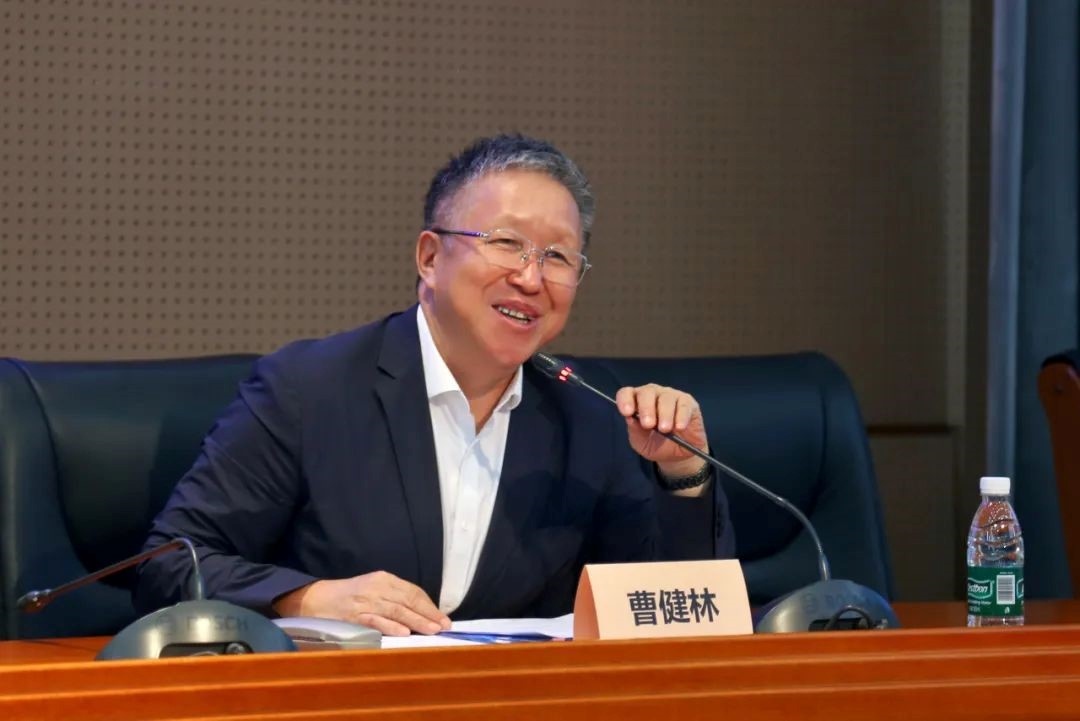 科技部原副部長(zhǎng)、十三屆全國(guó)政協(xié)教科衛(wèi)體委員會(huì)副主任、現(xiàn)任季華實(shí)驗(yàn)室理事長(zhǎng)、主任曹健林致辭。主辦方供圖
