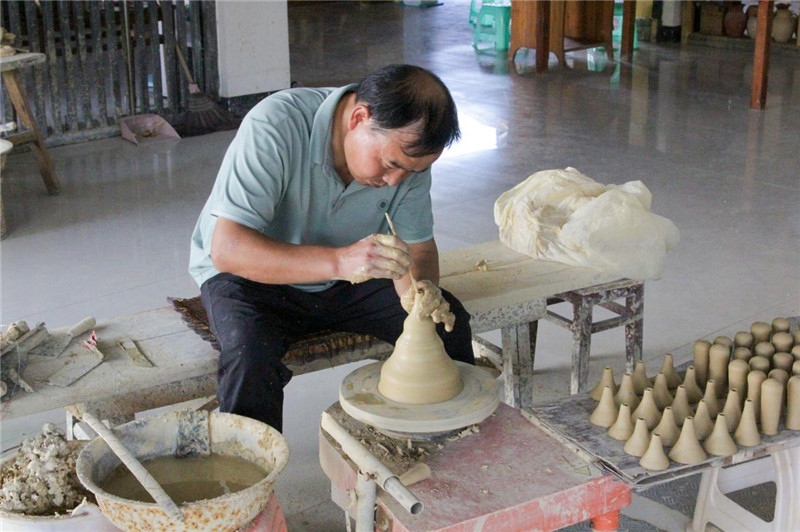 陶器是人類社會由舊石器時代發(fā)展到新石器時代的標(biāo)志之一，也是人類由野蠻走向文明的標(biāo)志，承載著人類成長進(jìn)步的記憶。陶藝一條街上，母氏陶藝館內(nèi)，空氣中彌漫著陶土的芬芳。非遺傳承人母先才展示制陶技術(shù)，他神情專注、心無旁騖地打磨手中的陶坯，手中的泥土在旋轉(zhuǎn)的陶輪上漸漸成型。與土陶相伴近40年的母先才堅守初心，傳承土陶技藝是他作為貴州省級非遺花茂土陶傳承人的“執(zhí)念”與責(zé)任。（俄羅斯《俄羅斯報》視覺內(nèi)容部副主編阿爾圖爾·杰魯諾夫攝）