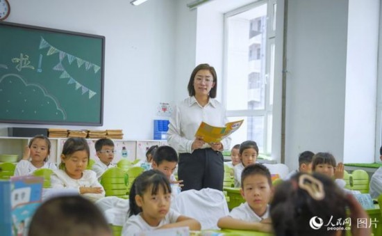 9月9日，黑龍江省哈爾濱市花園小學(xué)，語文老師正在給二年級小學(xué)生們上課。人民網(wǎng)記者 張哲鑫攝