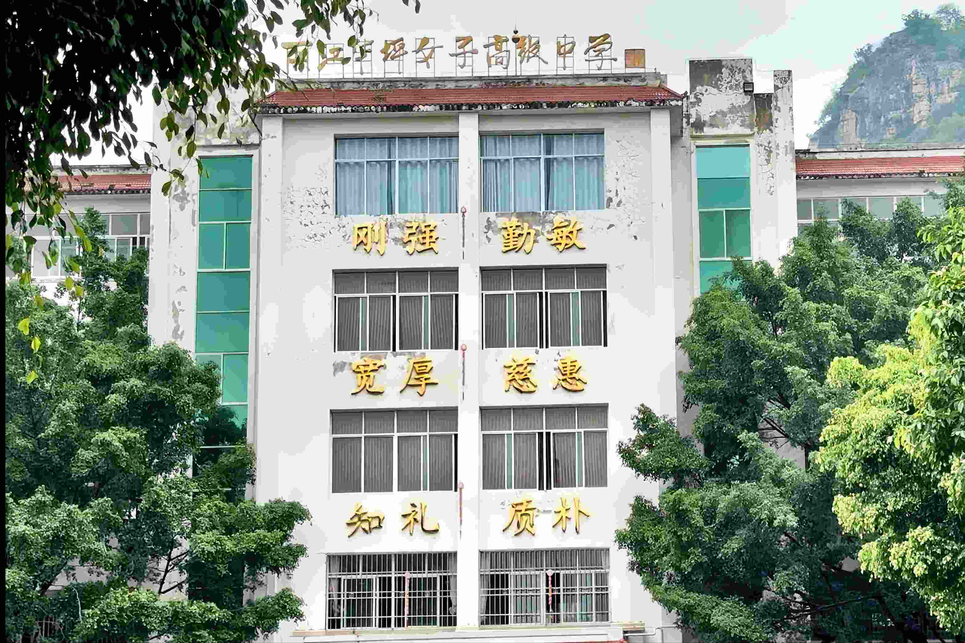 華坪女高教學樓。人民網(wǎng)記者 劉微攝
