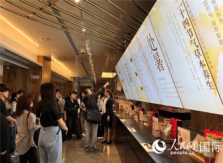 2. 日中友好協(xié)會青年代表團一行學習24節(jié)氣養(yǎng)生知識。（人民網(wǎng)記者陳思 攝）