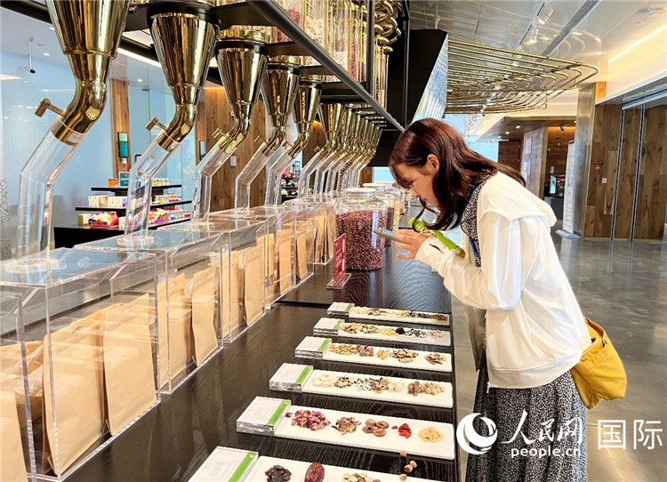 4. 代表團團員對新中式茶飲的食材充滿興趣。（人民網(wǎng)記者陳思 攝）