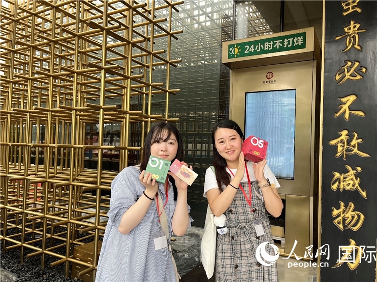 5. 代表團團員展示通過無人售藥機購買的盲盒。（人民網(wǎng)記者陳思 攝）