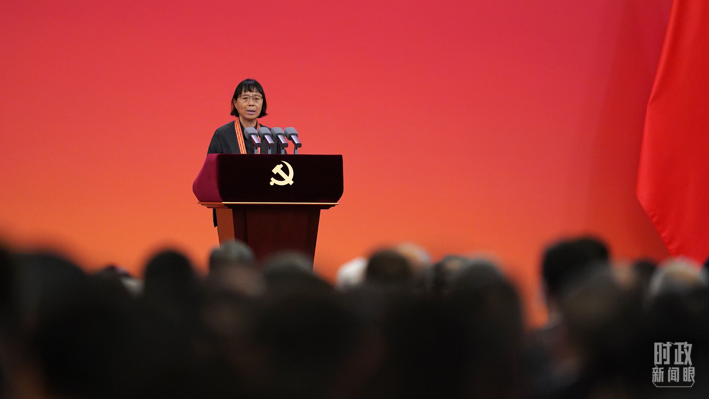  △2021年6月，幫助數(shù)千名貧困山區(qū)女孩圓夢大學的人民教師張桂梅，代表“七一勛章”獲得者發(fā)言。（總臺國廣記者李晉拍攝）