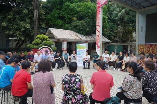  南寧市青秀區(qū)新竹社區(qū)召開“竹聲傾談”民情懇談會。（李抒蓉 攝）