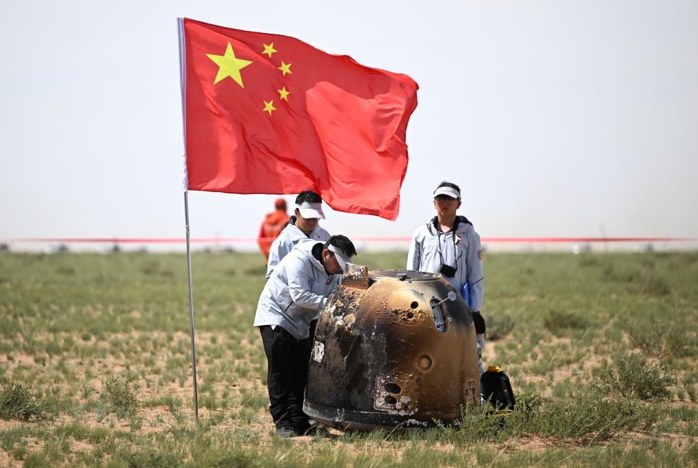6月25日14時7分，嫦娥六號返回器攜帶來自月背的月球樣品安全著陸在內(nèi)蒙古四子王旗預定區(qū)域，探月工程嫦娥六號任務(wù)取得圓滿成功。新華社記者 貝赫 攝