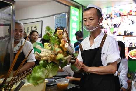 店員準備制作天水麻辣燙。新華社記者 范培珅 攝
