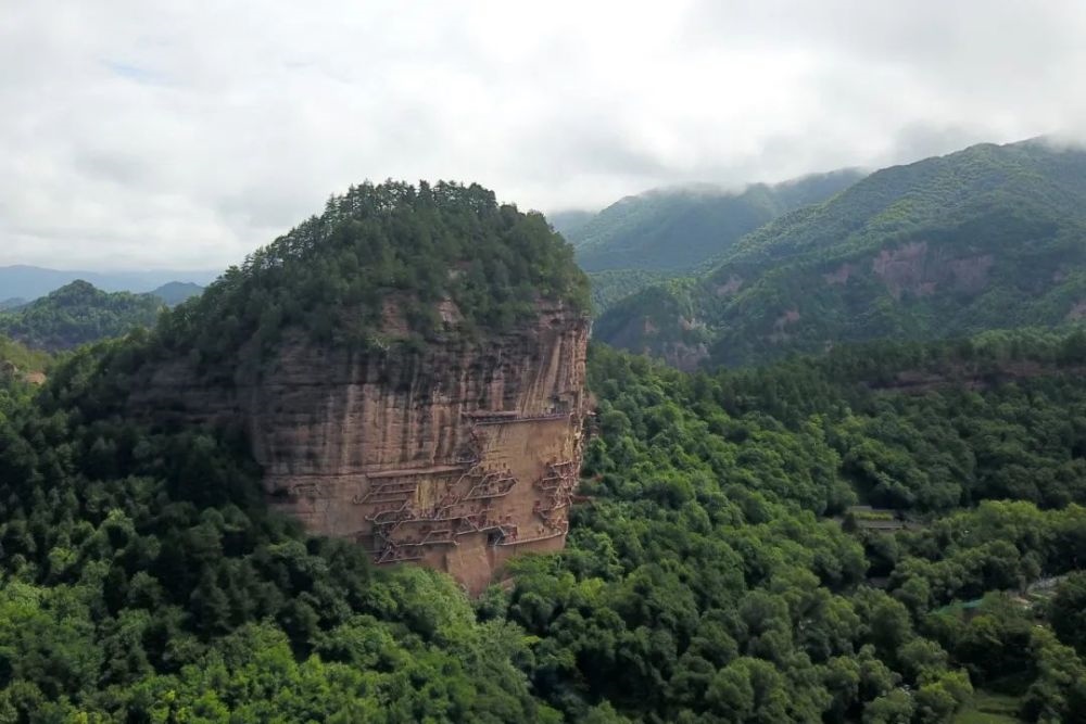 麥積山石窟全景。新華社記者 范培珅 攝