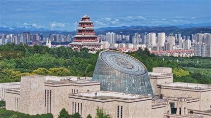 △寶雞青銅器博物院建筑外形運(yùn)用高臺(tái)門(mén)闕、青銅厚土的建筑語(yǔ)言，氣勢(shì)恢宏，厚重威嚴(yán)。（總臺(tái)央視記者范凱拍攝）