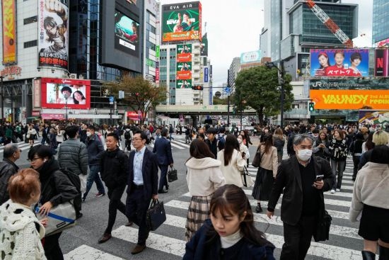 2023年11月15日，人們走過日本東京澀谷車站前的十字路口。新華社記者張笑宇攝