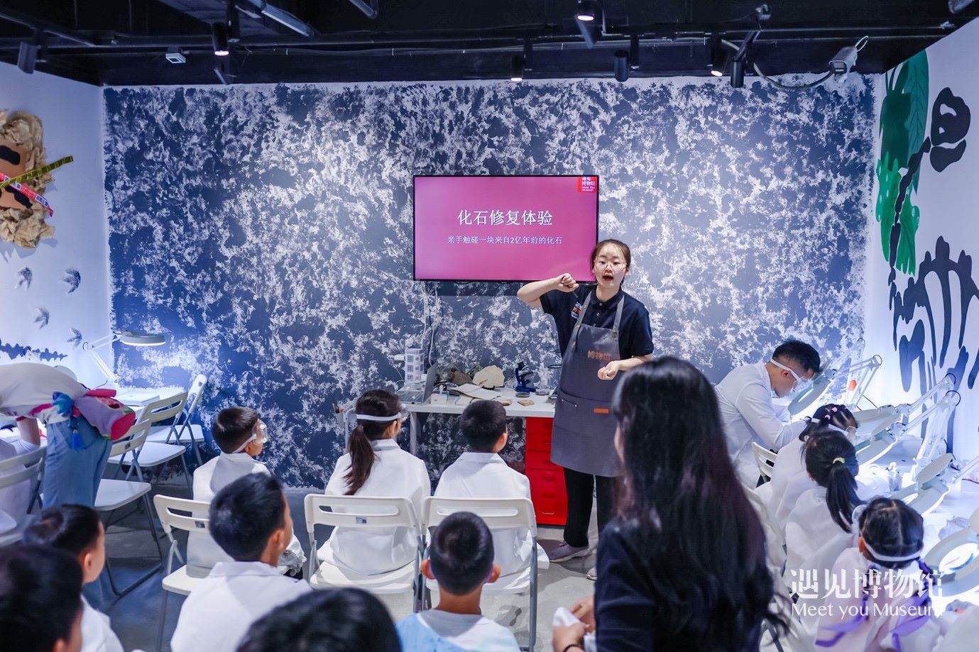 3. 小朋友們在“2億年的地球記憶——恐龍化石特展”體驗(yàn)當(dāng)“小小科學(xué)家”。遇見博物館供圖