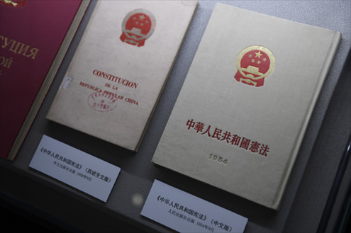 這是“五四憲法”歷史資料陳列館北山街館區(qū)展出的“五四憲法”中文版和西班牙文版。（2018年2月24日攝）新華社記者黃宗治攝