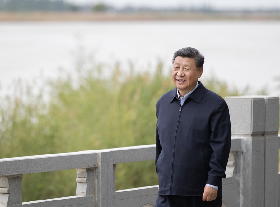 2020年6月8日，中共中央總書記、國(guó)家主席、中央軍委主席習(xí)近平在寧夏黃河吳忠市城區(qū)段了解加強(qiáng)黃河流域生態(tài)保護(hù)情況。新華社記者 王曄 攝