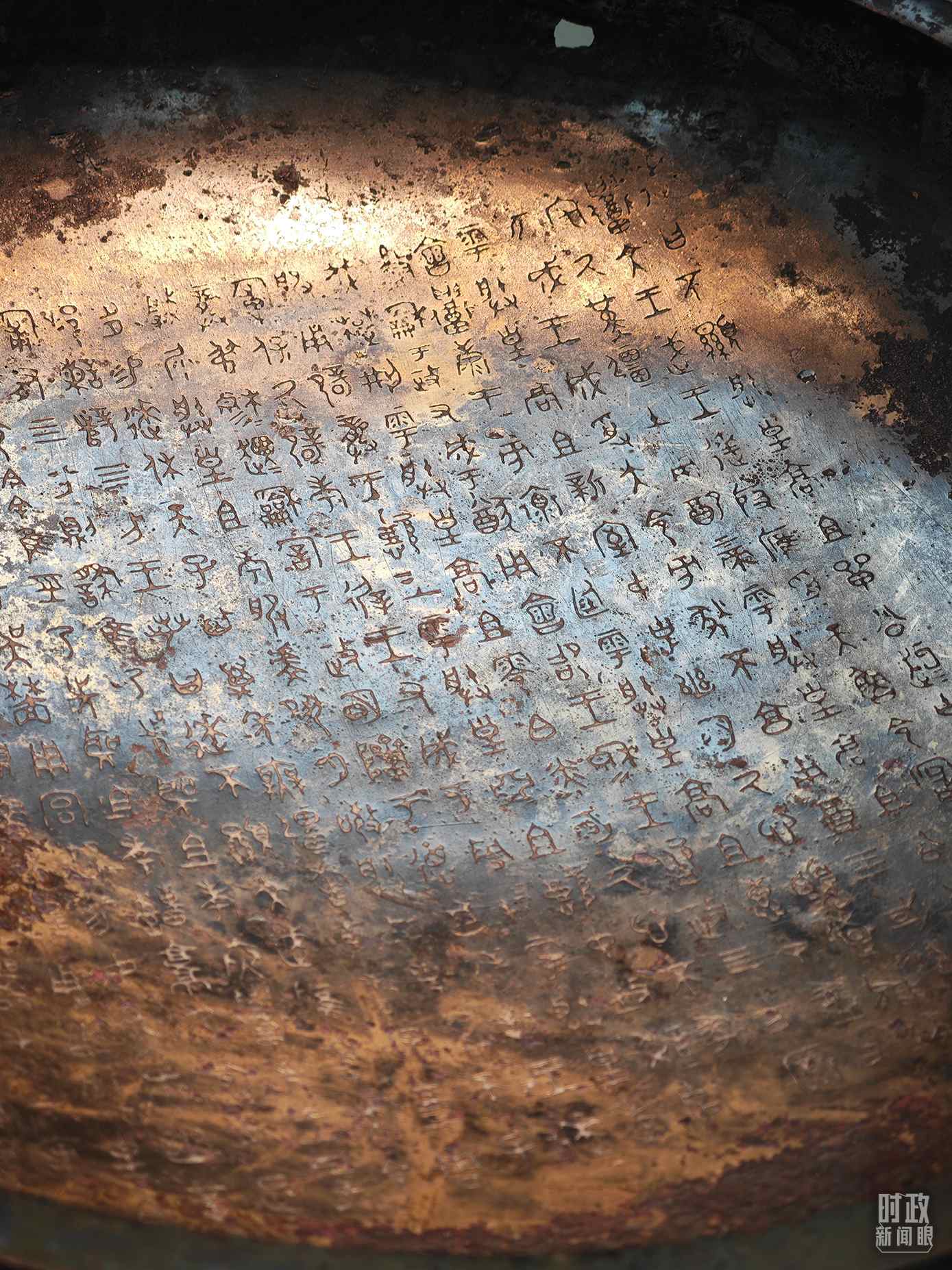 △ 寶雞青銅器博物院內(nèi)展陳——逨盤(pán)。（總臺(tái)央視記者丁欣、彭漢明拍攝）