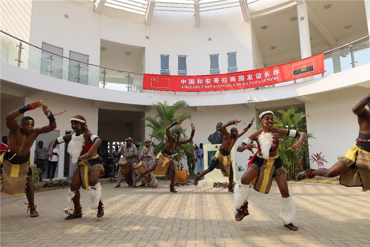 安哥拉民族舞。內(nèi)圖大學孔子學院供圖