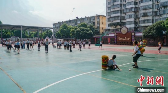 翠竹小學(xué)的學(xué)生在進(jìn)行拋繡球運(yùn)動(dòng)。歐惠蘭 攝