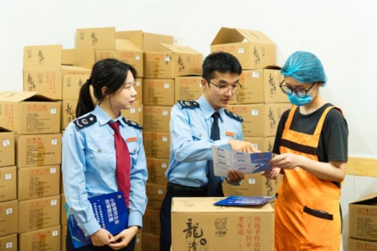 國家稅務(wù)總局平樂縣稅務(wù)局青年服務(wù)隊深入本土月餅生產(chǎn)銷售企業(yè)，精準推送適用稅惠政策，為香甜的月餅增添“稅滋味”。任斯林攝