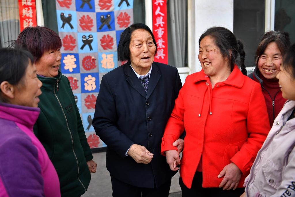 2019年3月23日，申紀(jì)蘭（左三）在山西省平順縣西溝村與村民分享全國兩會(huì)精神。新華社記者 曹陽 攝