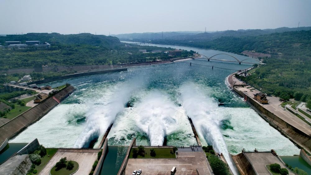 2023年6月21日，調(diào)水調(diào)沙清水下泄階段的小浪底水庫(kù)下泄基本為清水（無(wú)人機(jī)照片）。黃河調(diào)水調(diào)沙已實(shí)施22年，通過(guò)調(diào)水調(diào)沙，黃河下游河道主河槽得到全線沖刷，河床有明顯下降，行洪和過(guò)沙能力普遍提高。