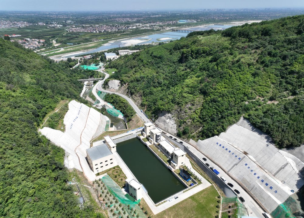2023年7月16日，國(guó)家重大水利工程引漢濟(jì)渭工程成功實(shí)現(xiàn)先期通水，這是在陜西西安拍攝的黃池溝配水樞紐（無(wú)人機(jī)照片）。引漢濟(jì)渭工程全部建成投用后，可增加渭河入黃河水量年均6億至7億立方米。