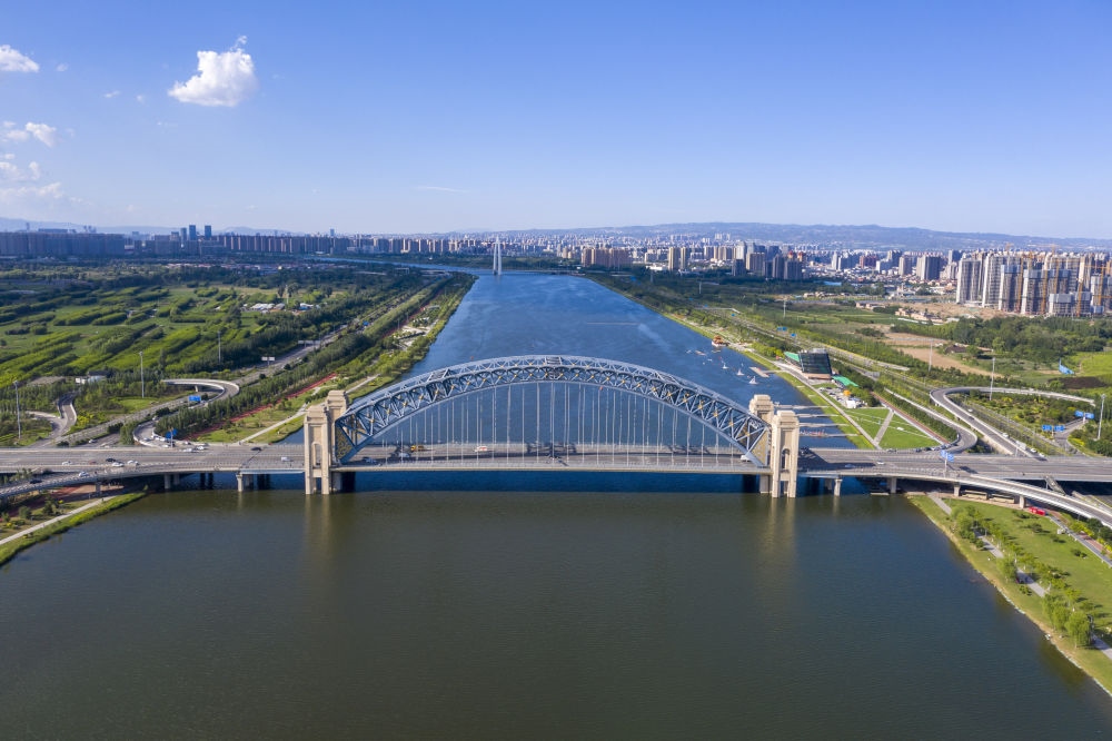 2024年6月7日在山西拍攝的汾河太原段晉陽(yáng)橋（無(wú)人機(jī)照片）。汾河是黃河第二大支流。近年來(lái)，當(dāng)?shù)赝ㄟ^(guò)源頭截污、雨污分流、生物治藻等措施推進(jìn)“一泓清水入黃河”工程。今年1月至6月，太原市境內(nèi)6個(gè)地表水國(guó)考斷面優(yōu)良水體比例達(dá)到100%。