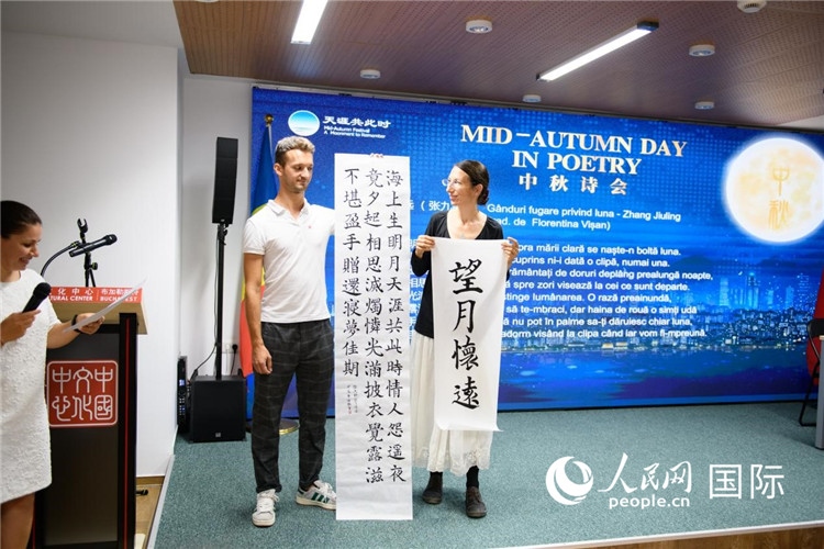 現(xiàn)場(chǎng)的羅馬尼亞書法愛好者書寫并展示作品。傅永山攝