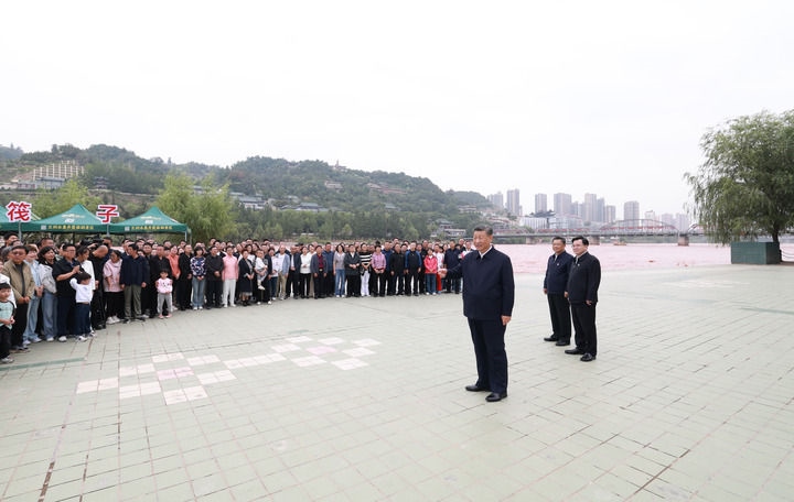 9月10日至13日，中共中央總書記、國家主席、中央軍委主席習(xí)近平在甘肅考察。這是11日下午，習(xí)近平在黃河蘭州中山橋段考察時，同在場的干部群眾親切交流。新華社記者 王曄 攝