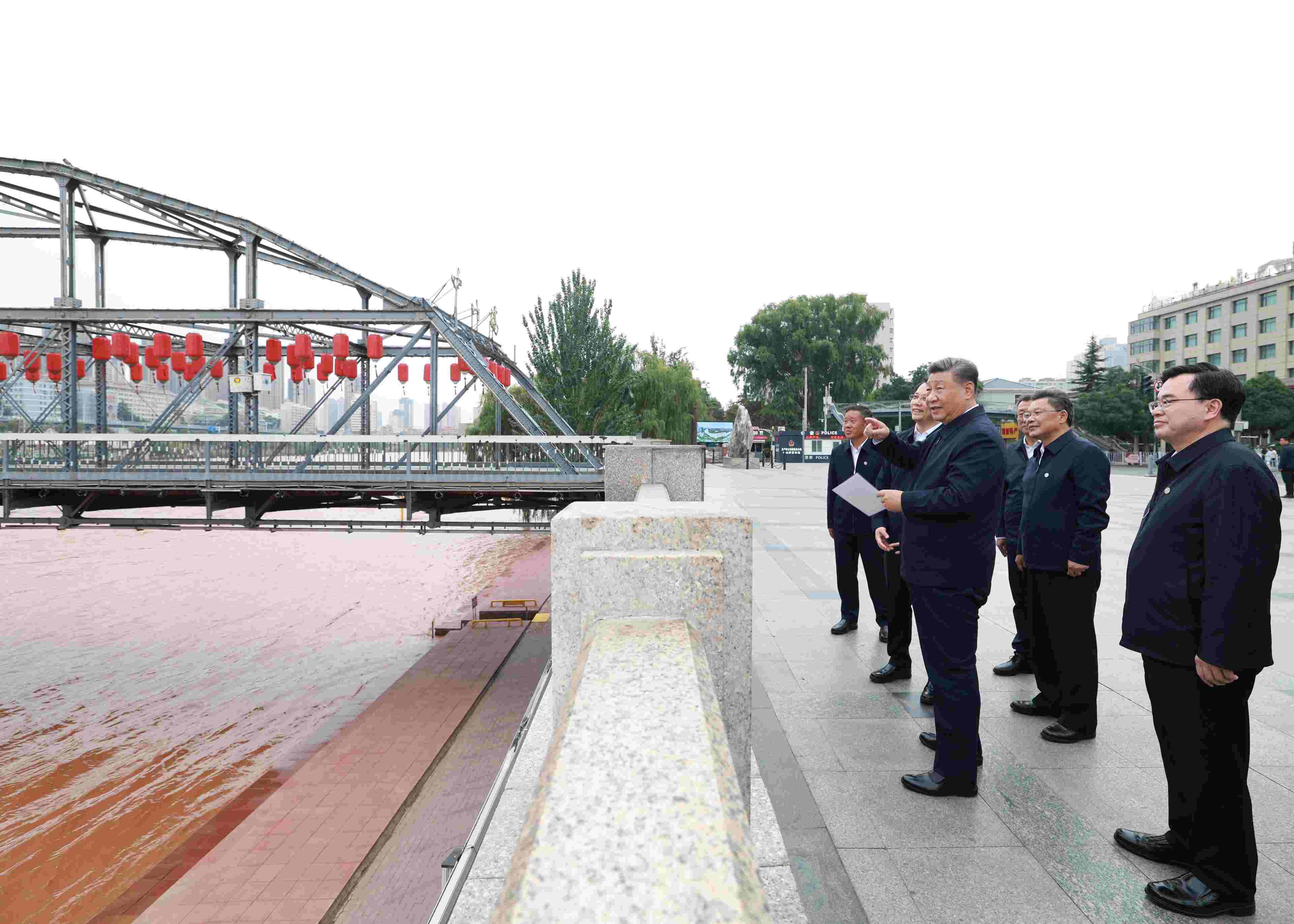 △ 2024年9月11日，習(xí)近平總書記來到甘肅省蘭州市黃河蘭州中山橋段，了解當(dāng)?shù)赝苿?dòng)黃河流域生態(tài)保護(hù)情況。