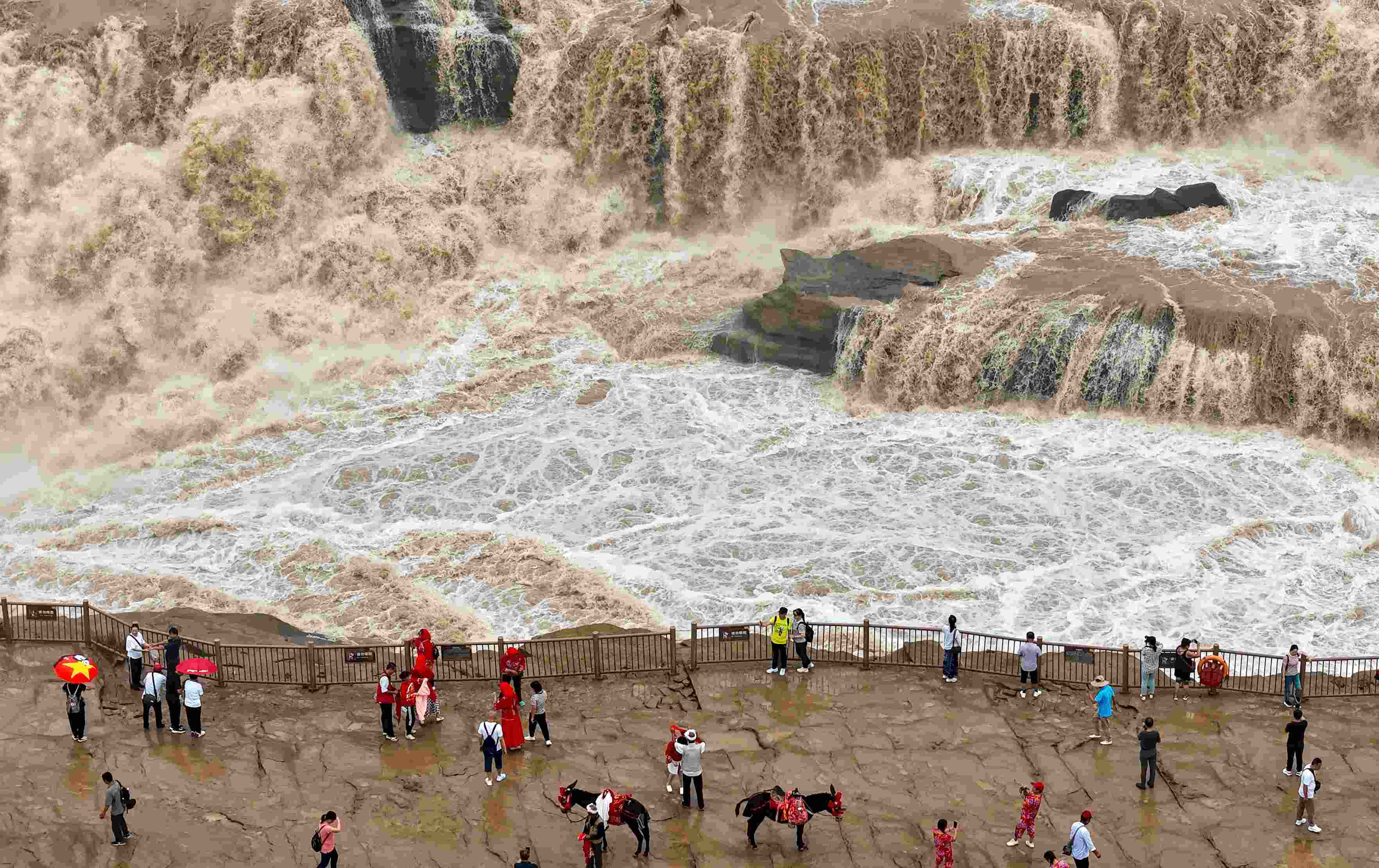 △9月9日，游客在黃河壺口瀑布景區(qū)游覽。