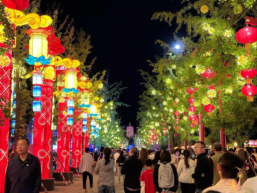 市民游客在2024年北京中秋國慶彩燈游園會欣賞彩燈。新華社記者楊淑君 攝