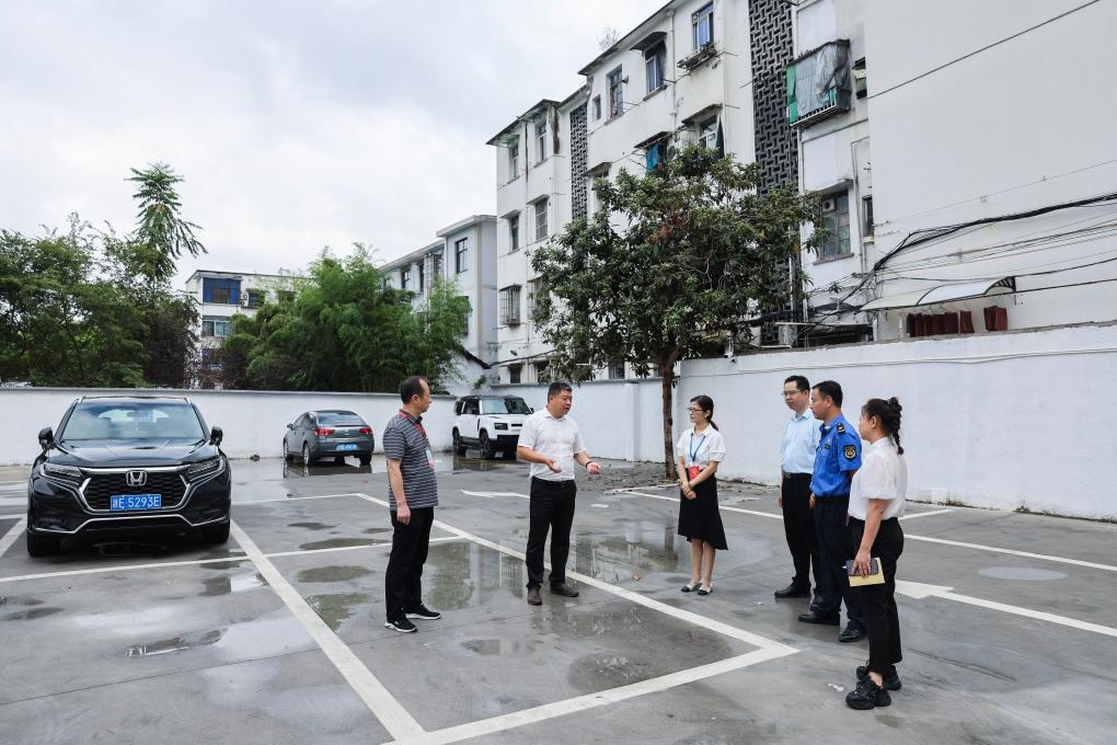 2024年9月11日，在浙江省湖州市，湖州吳興區(qū)人大代表、人大飛英街道工委代表及塔下街社區(qū)代表前往已改建的一處停車場(chǎng)進(jìn)行實(shí)地調(diào)研，監(jiān)督該改建項(xiàng)目的完成情況。新華社記者 徐昱 攝