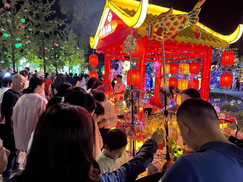 市民游客在2024年北京中秋國慶彩燈游園會上選購特色文創(chuàng)商品。新華社記者楊淑君 攝