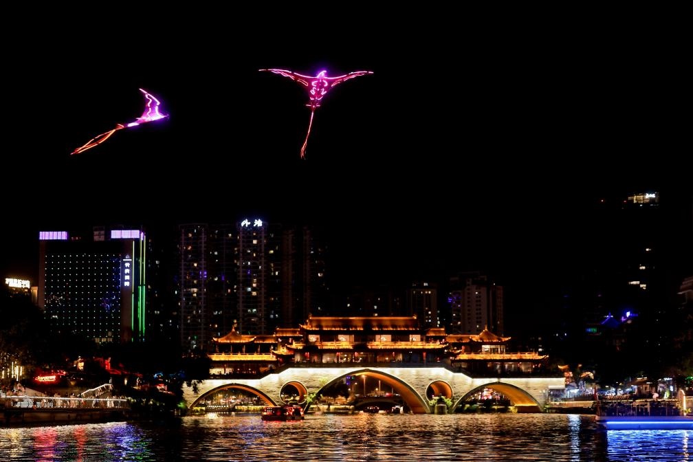 成都“夜游錦江”低空飛行裝置與游船伴飛。（唐斌治 攝）