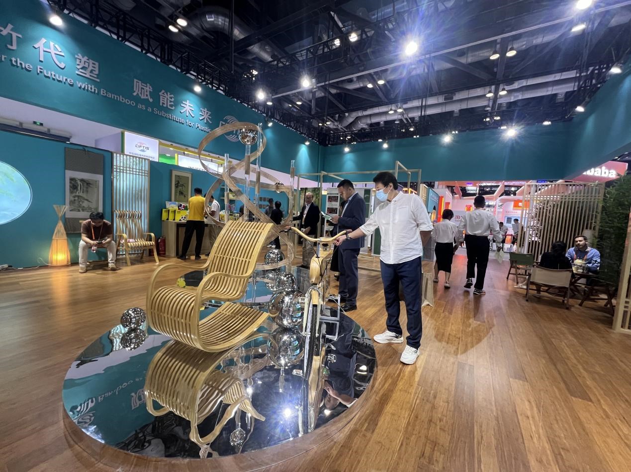 展會期間，國際竹藤組織展臺展出的竹藤制品。人民網 歐陽易佳攝