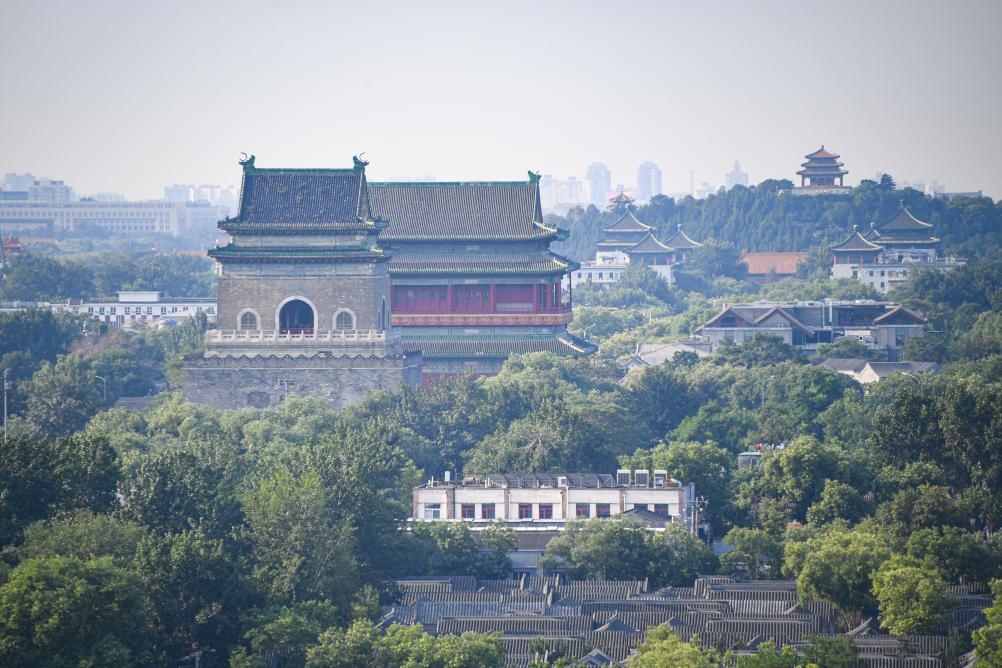 遠(yuǎn)眺北京中軸線上的鐘鼓樓與景山（2024年7月20日攝）。新華社記者 陳鐘昊 攝
