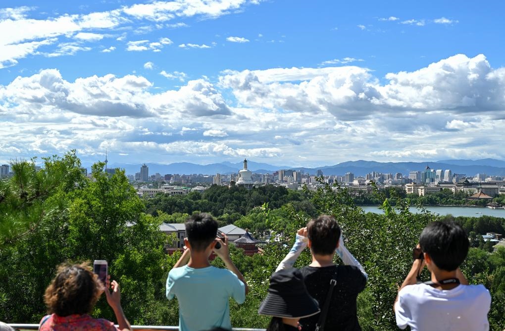 2024年8月12日北京天氣晴好，游客從景山上拍攝遠處的北海公園。新華社記者李鑫 攝
