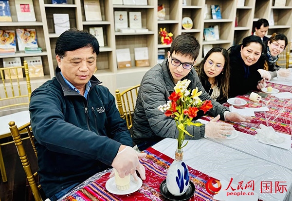 前來(lái)參加活動(dòng)的利馬居民共同制作冰皮月餅。人民網(wǎng)記者 宋亦然攝