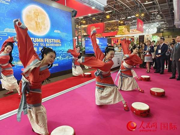 “你好！中國”展臺開幕式上的中國傳統(tǒng)舞蹈表演。人民網(wǎng)記者 尚凱元攝