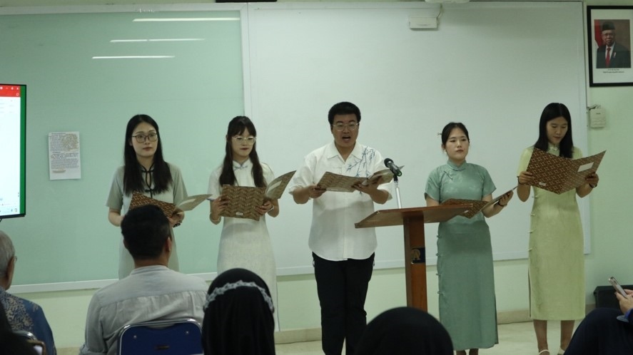 阿拉扎大學(xué)孔子學(xué)院志愿者教師表演詩朗誦?；顒又鬓k方供圖
