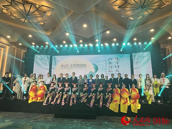 兩國嘉賓與中越藝術(shù)家現(xiàn)場合影。人民網(wǎng)記者 楊曄攝
