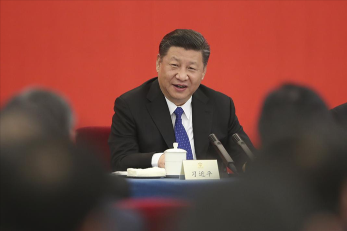 2018年3月4日下午，中共中央總書記、國家主席、中央軍委主席習(xí)近平看望參加全國政協(xié)十三屆一次會議的民盟、致公黨、無黨派人士、僑聯(lián)界委員，并參加聯(lián)組會，聽取意見和建議。 新華社發(fā)（盛佳鵬 攝）